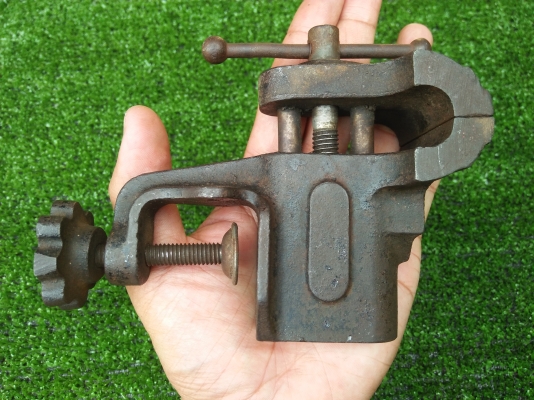 ปากกาจับโต๊ะ ปากจับ 2" นิ้ว งานเก่าน่าเก็บสะสม ใช้งานได้ ปากกาจับโต๊ะ ปากจับ 2" นิ้ว งานเก่าน่าเก็บสะสม ใช้งานได้