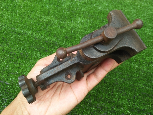 ปากกาจับโต๊ะ ปากจับ 2" นิ้ว งานเก่าน่าเก็บสะสม ใช้งานได้ ปากกาจับโต๊ะ ปากจับ 2" นิ้ว งานเก่าน่าเก็บสะสม ใช้งานได้