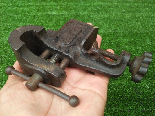 ปากกาจับโต๊ะ ปากจับ 2" นิ้ว งานเก่าน่าเก็บสะสม ใช้งานได้ ปากกาจับโต๊ะ ปากจับ 2" นิ้ว งานเก่าน่าเก็บสะสม ใช้งานได้