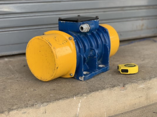 ขายมอเตอร์สั่น-เขย่า Visam Vibration 0.4Kw. 380V made in Italy ตุ้มปรับความแรงได้ สั่นแรง หมุนนิ่ม พร้อมใช้งาน ราคา 5,500 บาท ขายมอเตอร์สั่น-เขย่า Visam Vibration 0.4Kw. 380V made in Italy ตุ้มปรับความแรงได้ สั่นแรง หมุนนิ่ม พร้อมใช้งาน ราคา 5,500 บาท