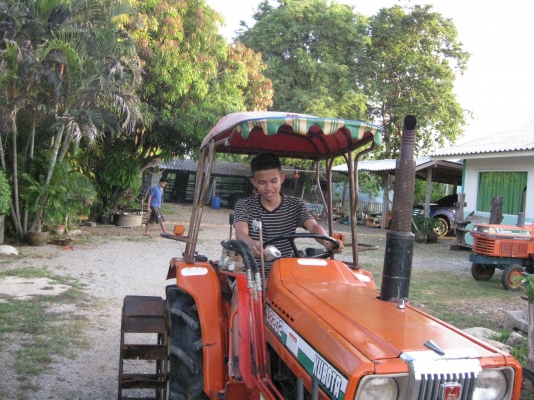 ขาย Kubota L2202 เพลาเดียว รถใช้งานได้ปกติครับ พร้อมใบดันหน้า + ผาน4 + ล้อเหล็ก สนใจติดต่อครับ