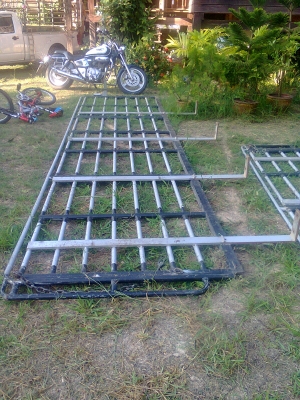 -ขาย คอกเหล็กแป๊ปน้ำ  ยาว 5.5 ถอดออกจาก  HINO  เหล็กฉากข้างละ 4 ตัว แข้งแรง ทนทาน