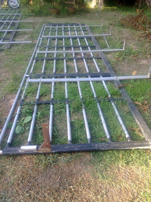 -ขาย คอกเหล็กแป๊ปน้ำ  ยาว 5.5 ถอดออกจาก  HINO  เหล็กฉากข้างละ 4 ตัว แข้งแรง ทนทาน