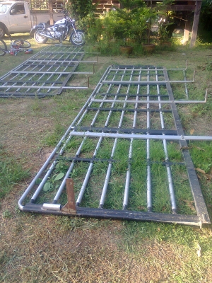 -ขาย คอกเหล็กแป๊ปน้ำ  ยาว 5.5 ถอดออกจาก  HINO  เหล็กฉากข้างละ 4 ตัว แข้งแรง ทนทาน