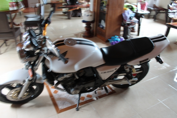 CB  400   สภาพดีวิ่งดีใช้งานตลอด  ivn ปี 93 สนใจ ติดต่อ  นัท  0805675816