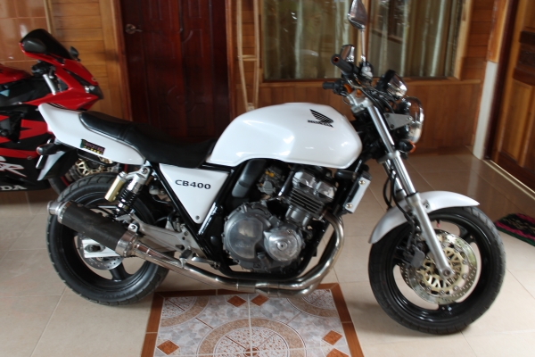 CB  400   สภาพดีวิ่งดีใช้งานตลอด  ivn ปี 93 สนใจ ติดต่อ  นัท  0805675816