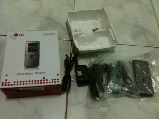 ขายโทรศัพท์ มิวสิคโฟน LG KM380T บางเฉียบ แถมฟรี บูลทูธ MOTO H-800ส่งฟรี เคลมฟรี