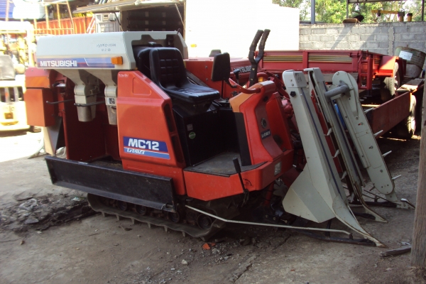 รถเกี่ยวช้าวเล็ก นั่งขับ