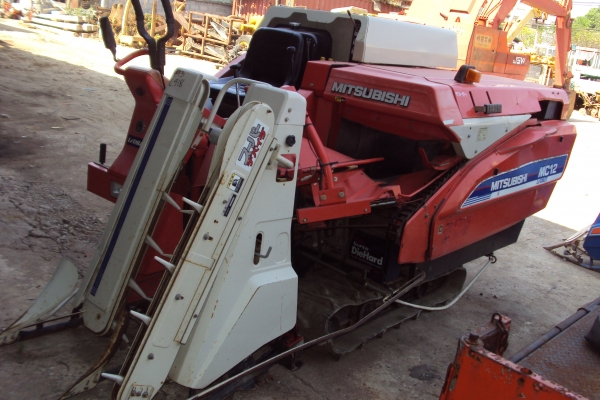 รถเกี่ยวช้าวเล็ก นั่งขับ