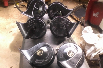 แตรรถยุโรปสวยๆครับเสียงเพราะครับเป็นแตรคู่ครับ  ผลิตในประเทศสเปน  และฝรั่งเศสครับสวยๆครับเสียงดี  เป็นของรถ เบน /ซีตอง  วอลโว่ลครับราคานี้คุ้ม