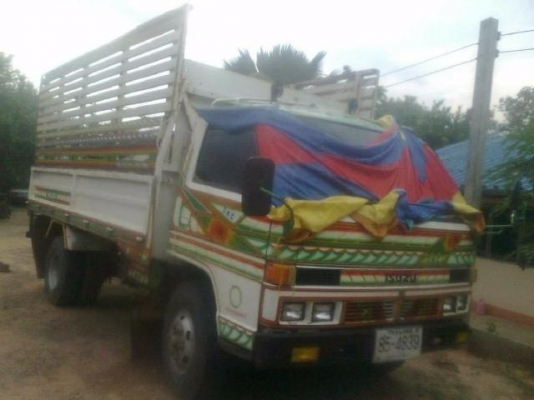 ISUZU NPR 115 HP 4BD1 รถบรรทุก 6 ล้อ กระบะเหล็กคอกเกษตรความยาว 4.30 เมตร มีกระบอกดั๊มพ์ 4 ตันให้ไปติดตั้งเองด้วยนะครับ เครื่องแน่นแรงดี ภายในเก๋งคอนโซลสวยครบ พวงมาลัยเพาเวอร์ ช่วงล่างใหญ่ F หน้า F หลังครบหมดแล้ว ยาง 8.25 ขอบ 16 เอกสารทะเบียนภาษีครบพร้อมโอ