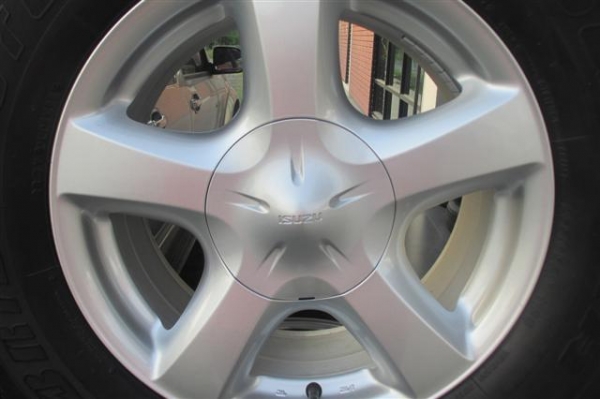 ขายแม็ค D-MAX 17 265/65/17 พร้อมยางสภาพใหม่ไม่มีตำหนิ ราคา 18,000 บาท