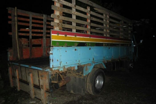 ขาย 6ล้อ ISUZU ELF 100 หัวแป เครื่อง4BC2 100แรง ฝาำดำ แน่นๆ ไม่เยิ้ม เกียร์เดิม แปลงเกียร์สายแล้ว พ.พาวเวอร์ ช่วงล่างเดิมๆ คัสซีดี มีต้องเก็บบ้างครับ หัวบางไม่มีผุ ภายในสวย คอนโซลครบ กระบะ4.30ม.คอกไม้พื้นไม้ สภาพดี ยางดี ระบบไฟครับ พร้อม ราคาเบาๆ ต่อรองได