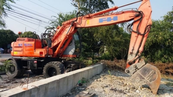 ขาย 750,000 แบคโฮล้อยาง HITACHI EX165W มีลายหัวเจาะพร้อมไปใส่หัวเจาะได้เลย ขับเคลื่อน 2 เพลา ไฟฟ้าคร
