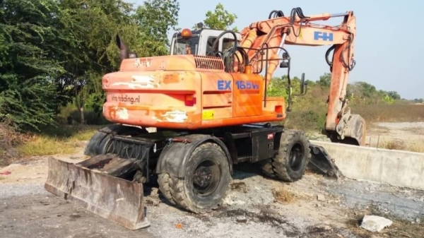 ขาย 750,000 แบคโฮล้อยาง HITACHI EX165W มีลายหัวเจาะพร้อมไปใส่หัวเจาะได้เลย ขับเคลื่อน 2 เพลา ไฟฟ้าคร