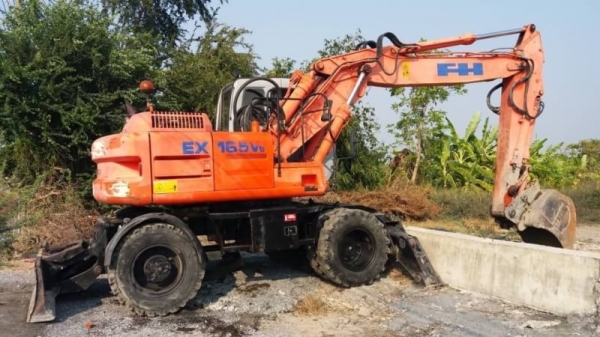 ขาย 750,000 แบคโฮล้อยาง HITACHI EX165W มีลายหัวเจาะพร้อมไปใส่หัวเจาะได้เลย ขับเคลื่อน 2 เพลา ไฟฟ้าคร