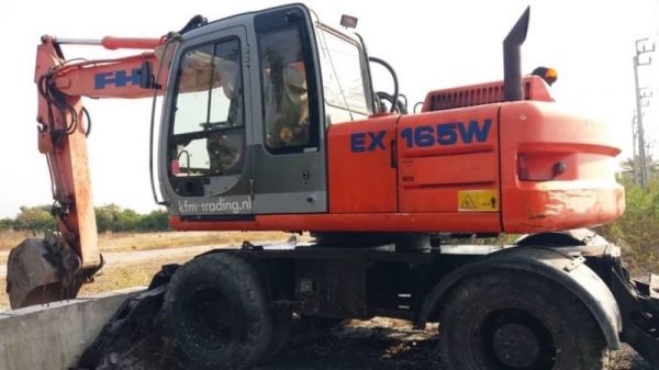 ขาย 750,000 แบคโฮล้อยาง HITACHI EX165W มีลายหัวเจาะพร้อมไปใส่หัวเจาะได้เลย ขับเคลื่อน 2 เพลา ไฟฟ้าคร