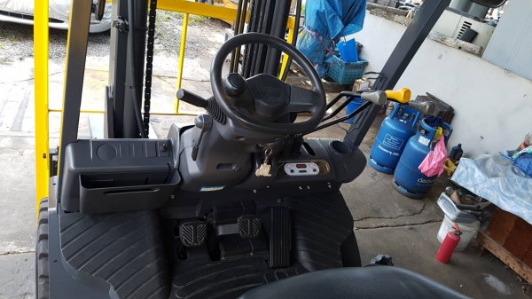 ขายรถยกโฟล์คลิฟท์ TCM ขนาด 3ตัน เสาสูง 4 เมตร ติดตั้งอุปกรณ์พิเศษไซด์ชิฟ (รถญี่ปุ่น )