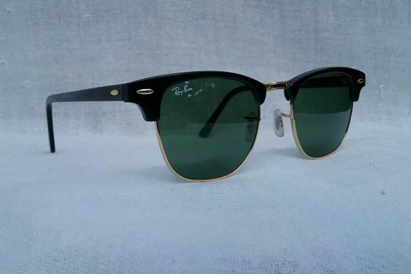 แว่นตา 'เรย์ - แบน - แสนสะท้าน'  อิตาลีตัวแท้ !  โมเดลคลาสสิค  'คลับมาสเตอร์ - นายกสโมสร' สุดยอดเลนส์กระจก ออริจินัล เรย์ - แบน 'สีเขียว / เทา G - 15'  Authentic RAY - BAN handmade in Italy