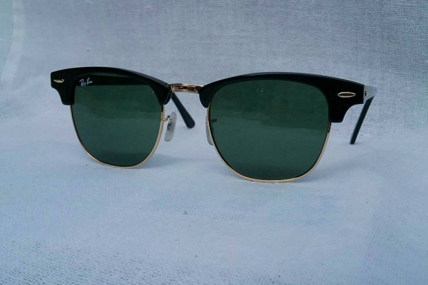 แว่นตา 'เรย์ - แบน - แสนสะท้าน'  อิตาลีตัวแท้ !  โมเดลคลาสสิค  'คลับมาสเตอร์ - นายกสโมสร' สุดยอดเลนส์กระจก ออริจินัล เรย์ - แบน 'สีเขียว / เทา G - 15'  Authentic RAY - BAN handmade in Italy