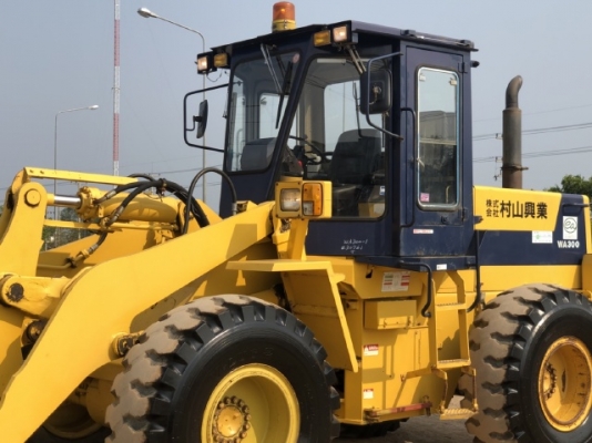 ขายรถตักล้อยาง KOMATSU WA300-1 นำเข้าเองจากญี่ปุ่น สภาพสวยพร้อมใช้ มีVDOการทำงานครับ