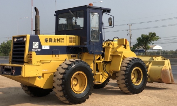 ขายรถตักล้อยาง KOMATSU WA300-1 นำเข้าเองจากญี่ปุ่น สภาพสวยพร้อมใช้ มีVDOการทำงานครับ