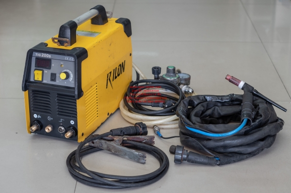เครื่องเชื่อมอาร์กอน 200 A ยี่ห้อ Rilon รุ่น TIG200S สภาพดี มีสายเชื่อมอาร์กอนและเกย์วัด เครื่องเชื่อมอาร์กอน 200 A ยี่ห้อ Rilon รุ่น TIG200S สภาพดี มีสายเชื่อมอาร์กอนและเกย์วัด