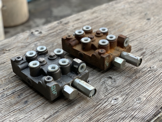 ขาย วาล์วไฮโดรลิคมือโยก **ของใหม่เก่าเก็บไม่เคยใช้งาน** มี 2ชุดครับ ราคาชุดละ 2,200 บาท ขาย วาล์วไฮโดรลิคมือโยก **ของใหม่เก่าเก็บไม่เคยใช้งาน** มี 2ชุดครับ ราคาชุดละ 2,200 บาท