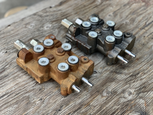 ขาย วาล์วไฮโดรลิคมือโยก **ของใหม่เก่าเก็บไม่เคยใช้งาน** มี 2ชุดครับ ราคาชุดละ 2,200 บาท