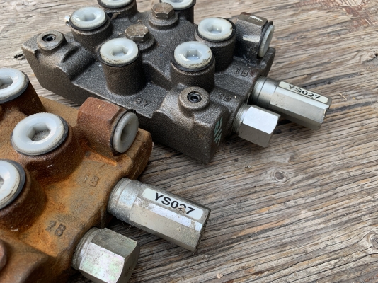 ขาย วาล์วไฮโดรลิคมือโยก **ของใหม่เก่าเก็บไม่เคยใช้งาน** มี 2ชุดครับ ราคาชุดละ 2,200 บาท ขาย วาล์วไฮโดรลิคมือโยก **ของใหม่เก่าเก็บไม่เคยใช้งาน** มี 2ชุดครับ ราคาชุดละ 2,200 บาท