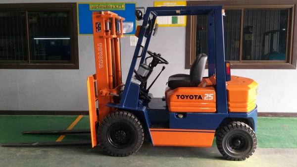 ขายรถฟอร์คลิฟท์  TOYOTA 5FD20 เสาสุง 3.0 เมตร  เกี่ยร์ธรรมดา เครืองยนต์ดีเซล 1Z  สภาพพร้อมใช้งาน สามารถทดลองขับได้