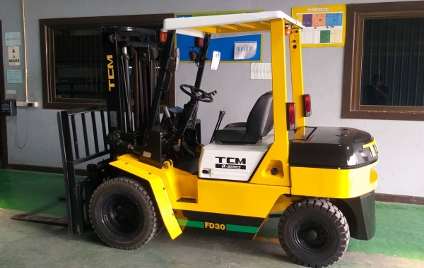 ขายรถฟอร์คลิฟท์  TCM  FD30Z8  เสาสุง 3.0 เมตร  เกี่ยร์ธรรมดา เครืองยนต์ดีเซล C240  เป็นรถนำเข้าจากญี่ปุ่น ล้อหน้าคู่ Slide Shift  ซ้าย - ขวา