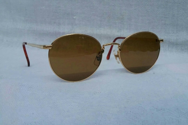 แว่นตาของอัจฉริยะสี่เต่าทอง  วินเทจทศวรรษ '90s  'หยดน้ำ แพนโต้ จอห์น เลนนอน'  งานทอง 20 KGP เดินลายทั้งตัว  เลนส์กระจกคริสตัล 'สีน้ำตาล - ชา'  Vintage THE BEATLES handmade in Japan