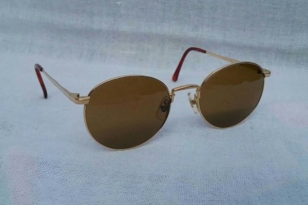 แว่นตาของอัจฉริยะสี่เต่าทอง  วินเทจทศวรรษ '90s  'หยดน้ำ แพนโต้ จอห์น เลนนอน'  งานทอง 20 KGP เดินลายทั้งตัว  เลนส์กระจกคริสตัล 'สีน้ำตาล - ชา'  Vintage THE BEATLES handmade in Japan