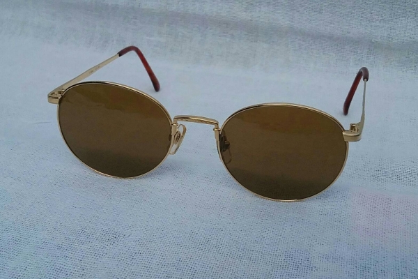 แว่นตาของอัจฉริยะสี่เต่าทอง  วินเทจทศวรรษ '90s  'หยดน้ำ แพนโต้ จอห์น เลนนอน'  งานทอง 20 KGP เดินลายทั้งตัว  เลนส์กระจกคริสตัล 'สีน้ำตาล - ชา'  Vintage THE BEATLES handmade in Japan