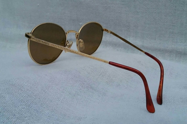 แว่นตาของอัจฉริยะสี่เต่าทอง  วินเทจทศวรรษ '90s  'หยดน้ำ แพนโต้ จอห์น เลนนอน'  งานทอง 20 KGP เดินลายทั้งตัว  เลนส์กระจกคริสตัล 'สีน้ำตาล - ชา'  Vintage THE BEATLES handmade in Japan