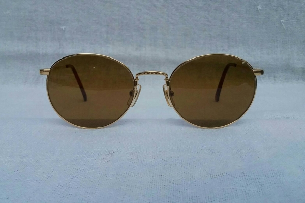 แว่นตาของอัจฉริยะสี่เต่าทอง  วินเทจทศวรรษ '90s  'หยดน้ำ แพนโต้ จอห์น เลนนอน'  งานทอง 20 KGP เดินลายทั้งตัว  เลนส์กระจกคริสตัล 'สีน้ำตาล - ชา'  Vintage THE BEATLES handmade in Japan