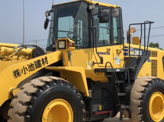 ขายรถตักล้อยาง KOMATSU WA380-6 ปี 2013 นำเข้าเองจากญี่ปุ่น สภาพสวยพร้อมใช้งาน มีVDOการทำงานครับ
