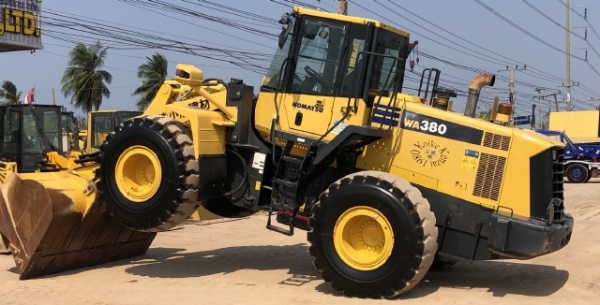 ขายรถตักล้อยาง KOMATSU WA380-6 ปี 2013 นำเข้าเองจากญี่ปุ่น สภาพสวยพร้อมใช้งาน มีVDOการทำงานครับ