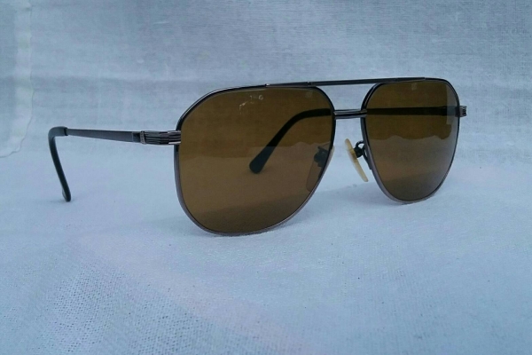 แว่นตา 'ไททาเนียมบริสุทธิ์' ฝรั่งเศส  วินเทจทศวรรษ 1990's  แบรนด์หรูระดับราชสำนัก  เลนส์กระจกคริสตัล 'สีน้ำตาล - ชา'  Vintage PIERRE BALMAIN handmade in Paris, France