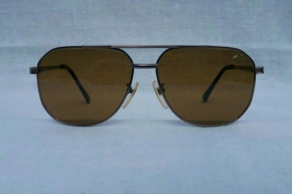 แว่นตา 'ไททาเนียมบริสุทธิ์' ฝรั่งเศส  วินเทจทศวรรษ 1990's  แบรนด์หรูระดับราชสำนัก  เลนส์กระจกคริสตัล 'สีน้ำตาล - ชา'  Vintage PIERRE BALMAIN handmade in Paris, France