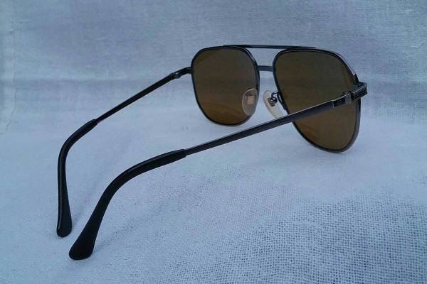 แว่นตา 'ไททาเนียมบริสุทธิ์' ฝรั่งเศส  วินเทจทศวรรษ 1990's  แบรนด์หรูระดับราชสำนัก  เลนส์กระจกคริสตัล 'สีน้ำตาล - ชา'  Vintage PIERRE BALMAIN handmade in Paris, France