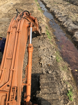 ขายแบคโคร HITASHI EX100 สภาพสวยพร้อมใช้งาน เครื่องปั้มดี สนใจสอบถามไว้ใช้งาน 093 0764943 K ตั้ม