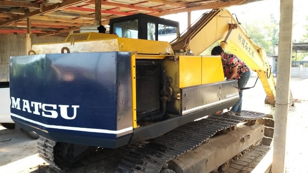 ขายด่วน KOMATSU PC200-3 สภาพพร้อมใช้งาน เครื่องเดิมปั้มเดิม สนใจสอบถามไว้ใช้งาน 093 0764943 K ตั้ม