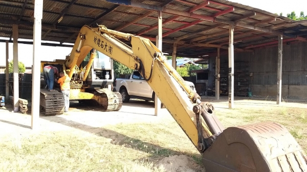ขายด่วน KOMATSU PC200-3 สภาพพร้อมใช้งาน เครื่องเดิมปั้มเดิม สนใจสอบถามไว้ใช้งาน 093 0764943 K ตั้ม