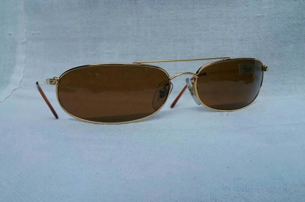 แว่นตาในตำนานที่ยังมีลมหายใจ  อิตาเลียนแฮนด์เมดที่คลาสสิคที่สุด  นอส - มือหนึ่ง (NOS : New Old Stock)  สต็อคเก่าอิตาลีทศวรรษ 1980's  ที่สุดแห่งเลนส์กระจกคริสตัลโพลาไรซ์ 'ออริจินัล เพอร์ซอล สีน้ำตาล'  ขนาดมาตรฐา