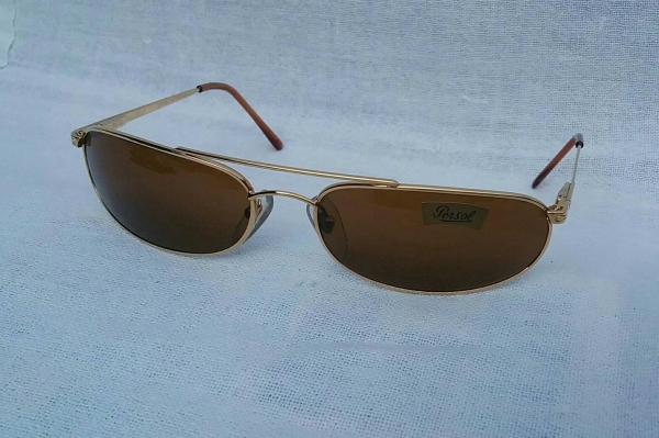 แว่นตาในตำนานที่ยังมีลมหายใจ  อิตาเลียนแฮนด์เมดที่คลาสสิคที่สุด  นอส - มือหนึ่ง (NOS : New Old Stock)  สต็อคเก่าอิตาลีทศวรรษ 1980's  ที่สุดแห่งเลนส์กระจกคริสตัลโพลาไรซ์ 'ออริจินัล เพอร์ซอล สีน้ำตาล'  ขนาดมาตรฐา