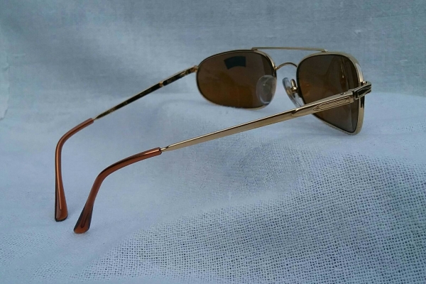 แว่นตาในตำนานที่ยังมีลมหายใจ  อิตาเลียนแฮนด์เมดที่คลาสสิคที่สุด  นอส - มือหนึ่ง (NOS : New Old Stock)  สต็อคเก่าอิตาลีทศวรรษ 1980's  ที่สุดแห่งเลนส์กระจกคริสตัลโพลาไรซ์ 'ออริจินัล เพอร์ซอล สีน้ำตาล'  ขนาดมาตรฐา