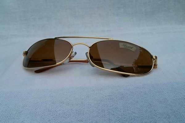 แว่นตาในตำนานที่ยังมีลมหายใจ  อิตาเลียนแฮนด์เมดที่คลาสสิคที่สุด  นอส - มือหนึ่ง (NOS : New Old Stock)  สต็อคเก่าอิตาลีทศวรรษ 1980's  ที่สุดแห่งเลนส์กระจกคริสตัลโพลาไรซ์ 'ออริจินัล เพอร์ซอล สีน้ำตาล'  ขนาดมาตรฐา