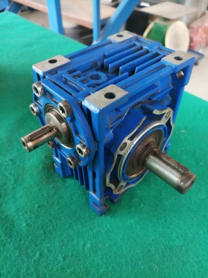 เกียร์ทด worm gear reducer อัตราทด 1 ต่อ 100 โครงอลูมิเนียม สภาพลื่นแน่นดี ใช้งานได้ดีปกติ
